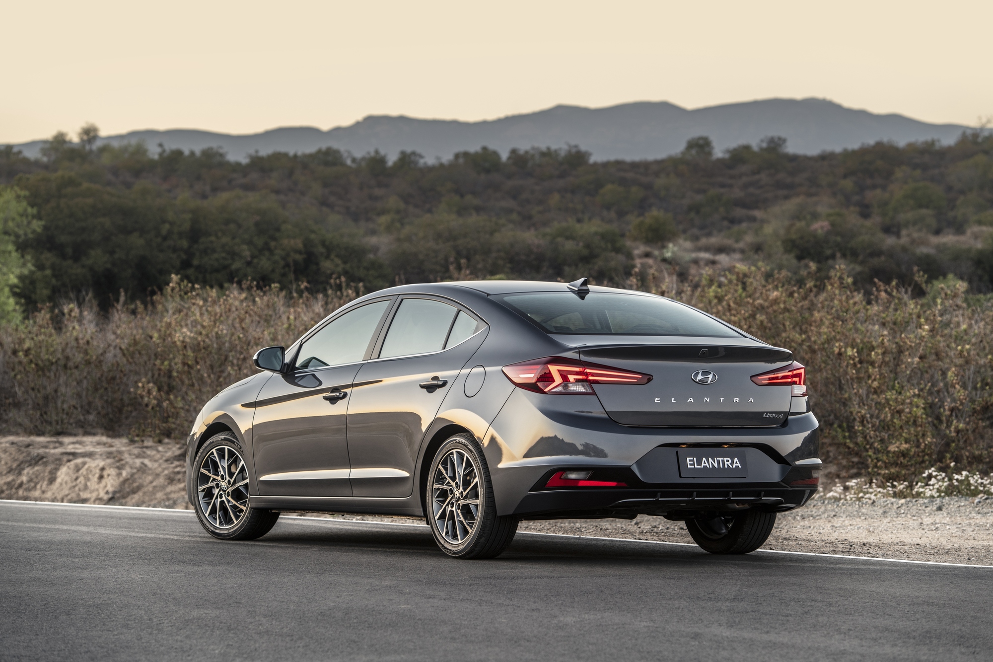    Hyundai Elantra 2019    - 